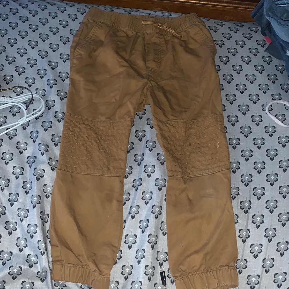 Cute khaki 5T pants for boys! Never worn.